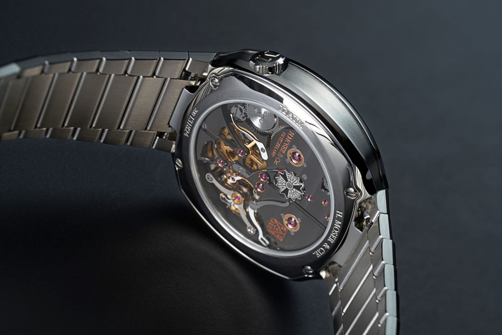 HMoser 6812 1201 Streamliner Perpetual Calendar ST SmokedSalmon Lifestyle caseback
