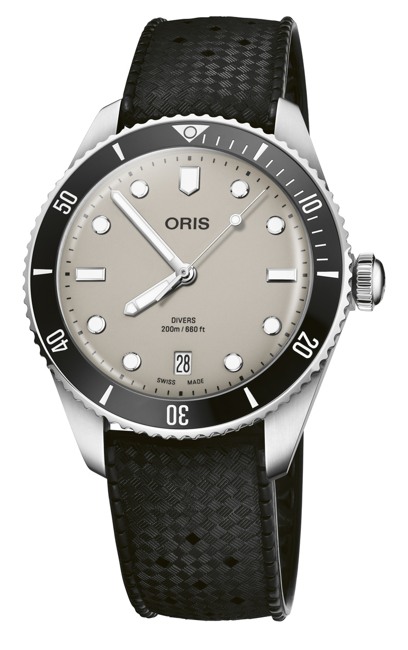 Oris Divers 日期腕錶灰面，建議售價NT83800，套組包含鋼帶、膠帶 2