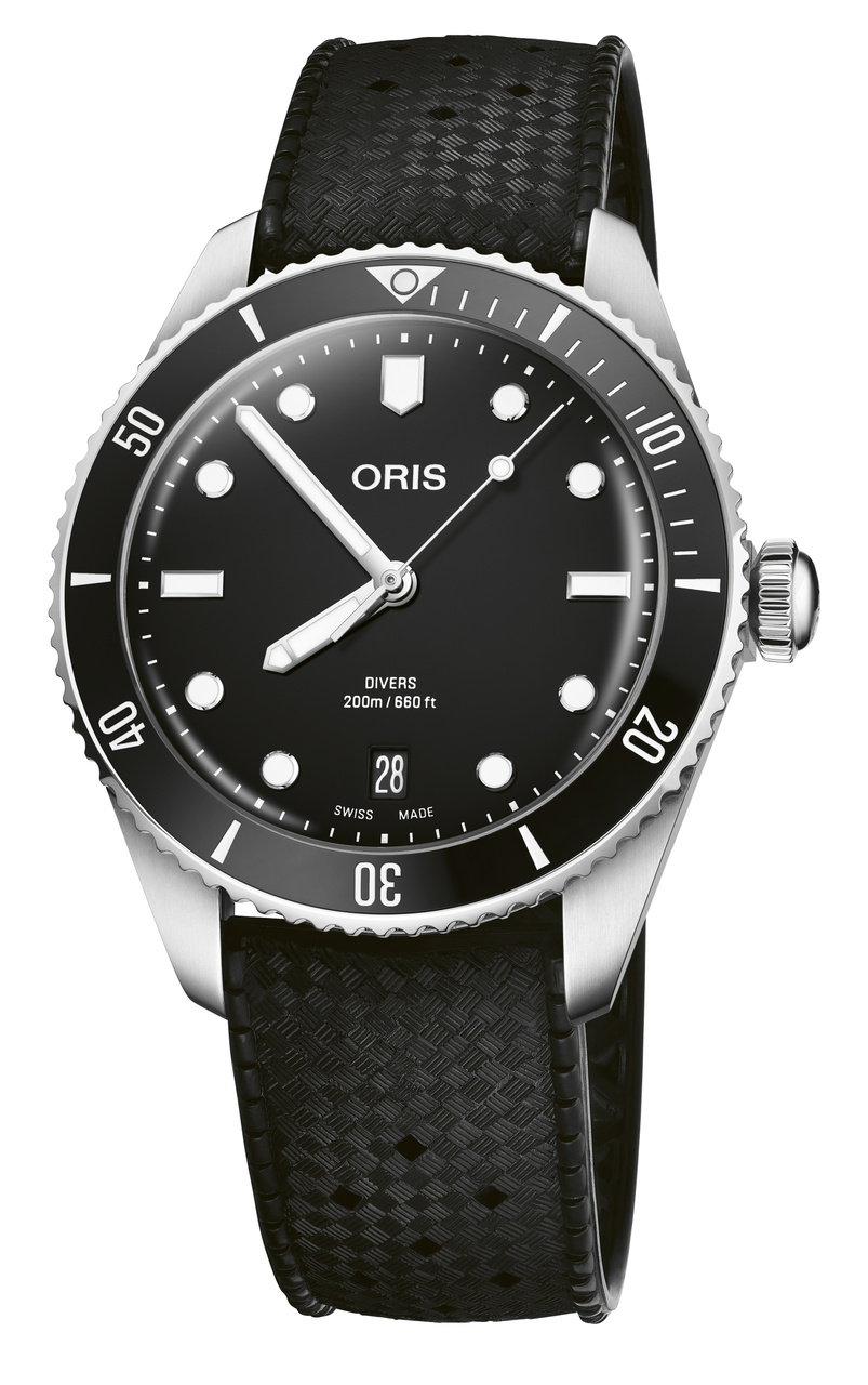 Oris Divers 日期腕錶黑面，建議售價NT83800，套組包含鋼帶與膠帶 2