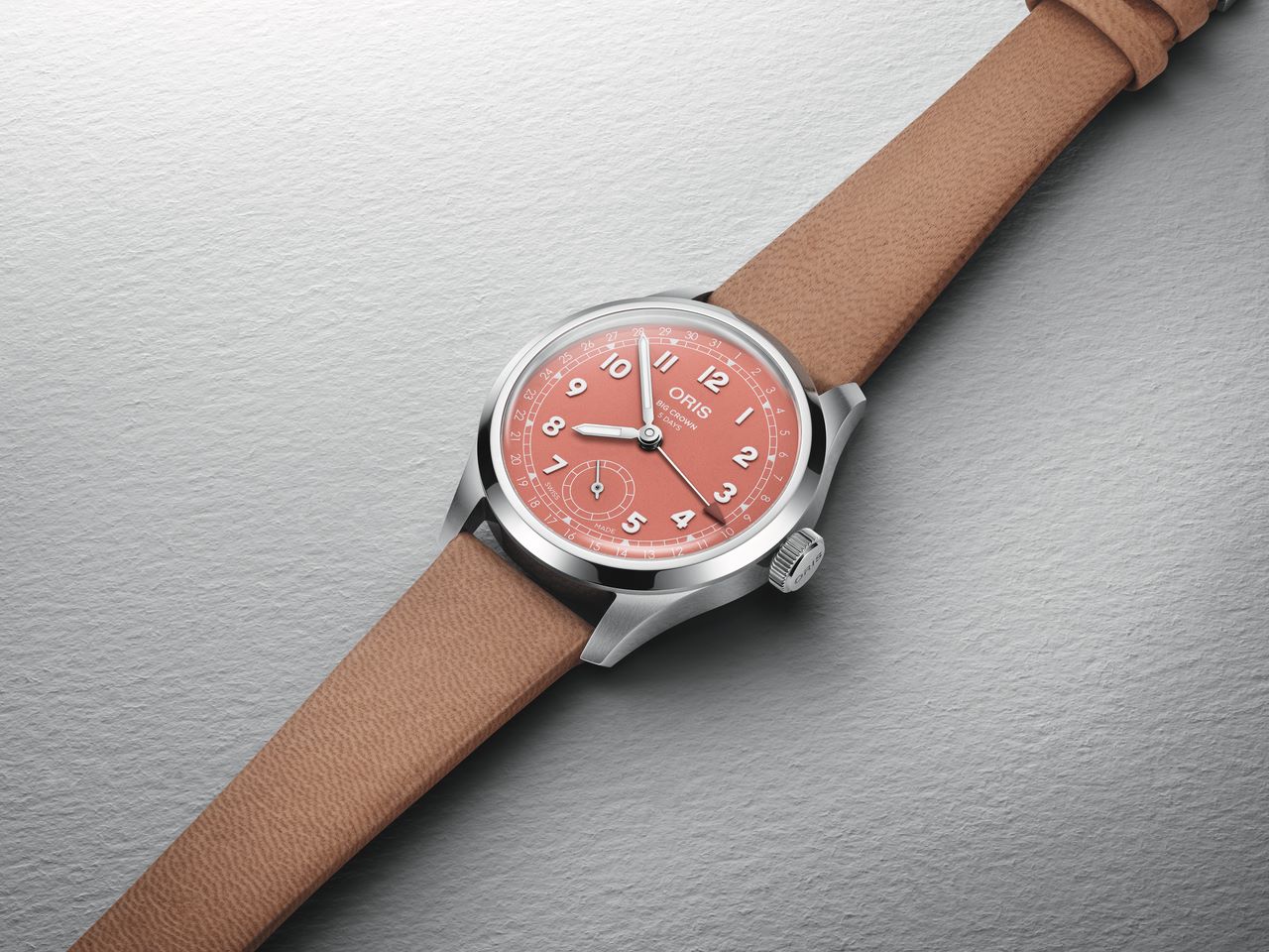 Oris Big Crown Cal. 403指針式日曆腕錶 暖杏紅，情境圖 2