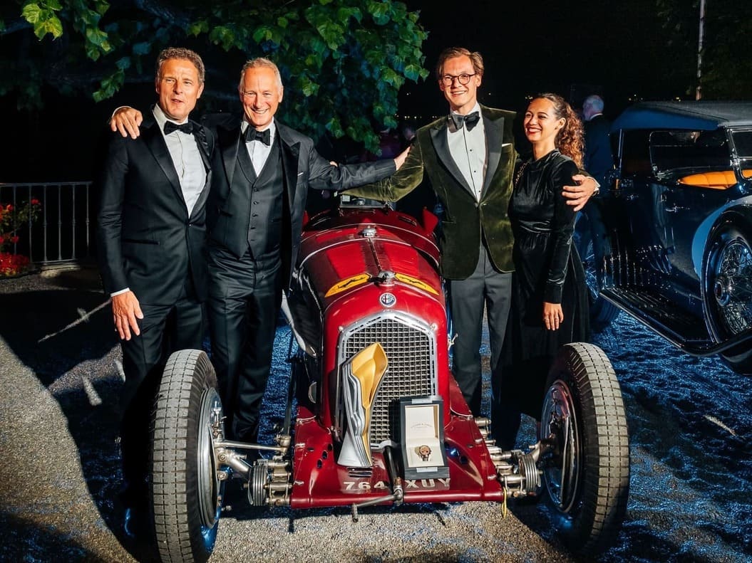 02 朗格CEO Wilhelm Schmid、兩位得獎代表，以及古董車大賽主席Helmut Käs（左一）於頒獎典禮合影