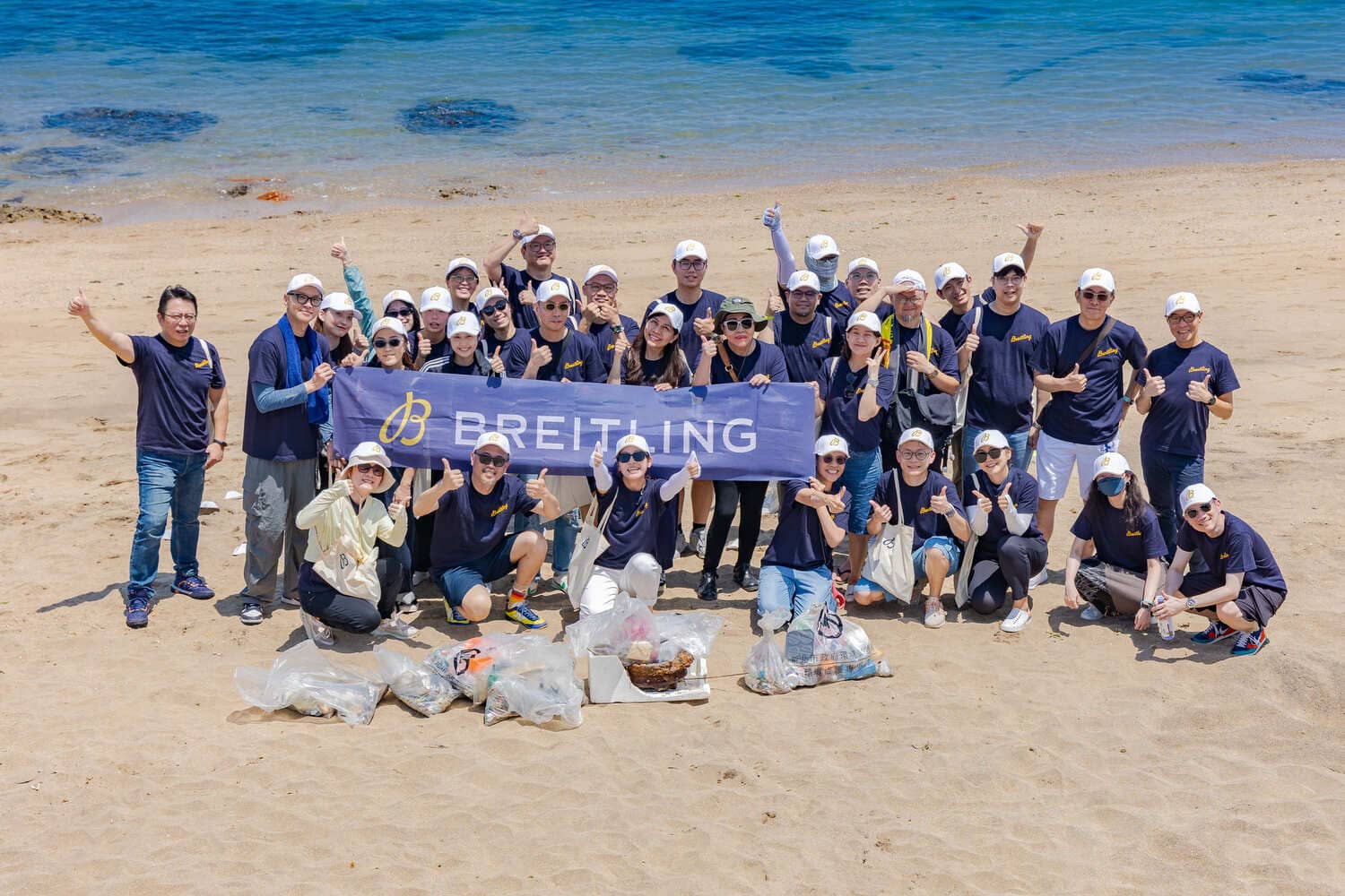 伴隨著新款百年靈Superocean Heritage系列全面登台，台灣百年靈攜手媒體與經銷夥伴共同展開三芝淺水灣淨灘行動。 01